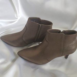 Clarks  Collection Heeled Booties - Lindale Judith  - 10 M